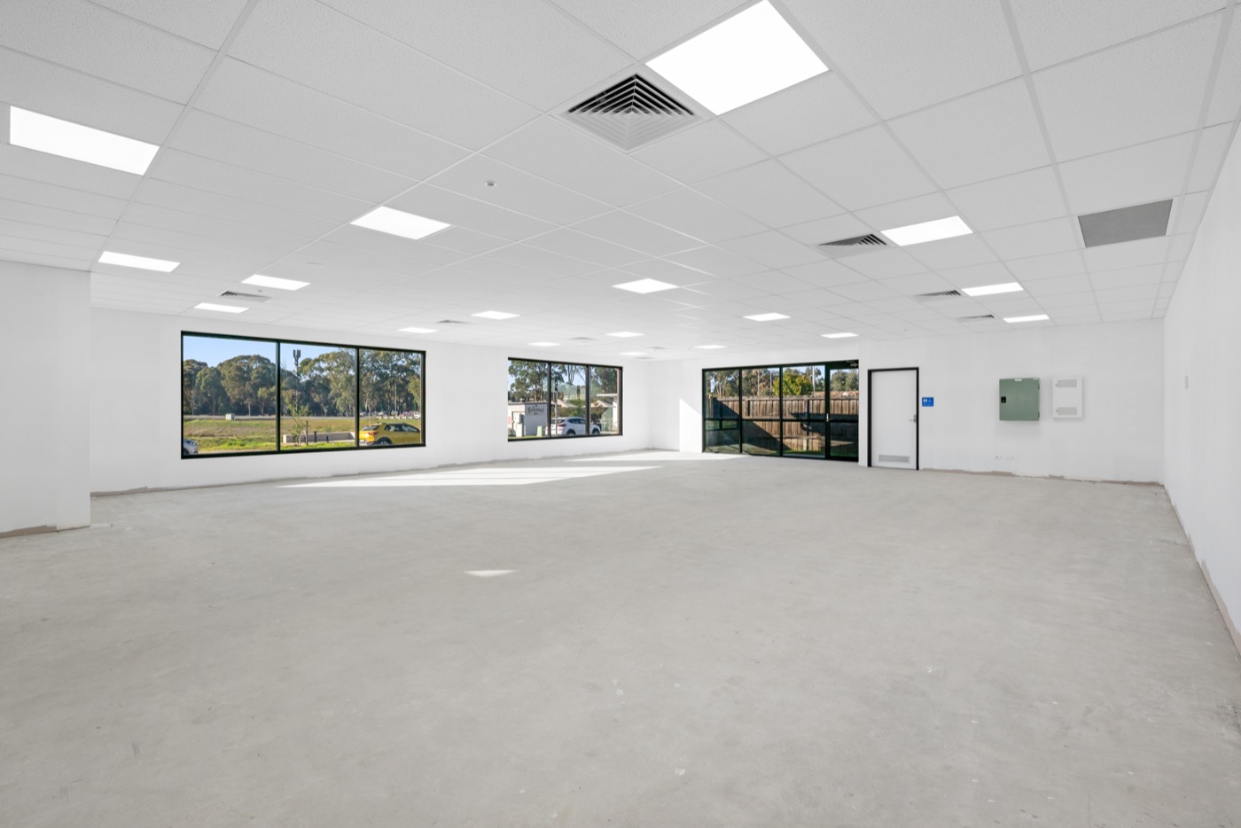 Bright tenancy with three banks of windows